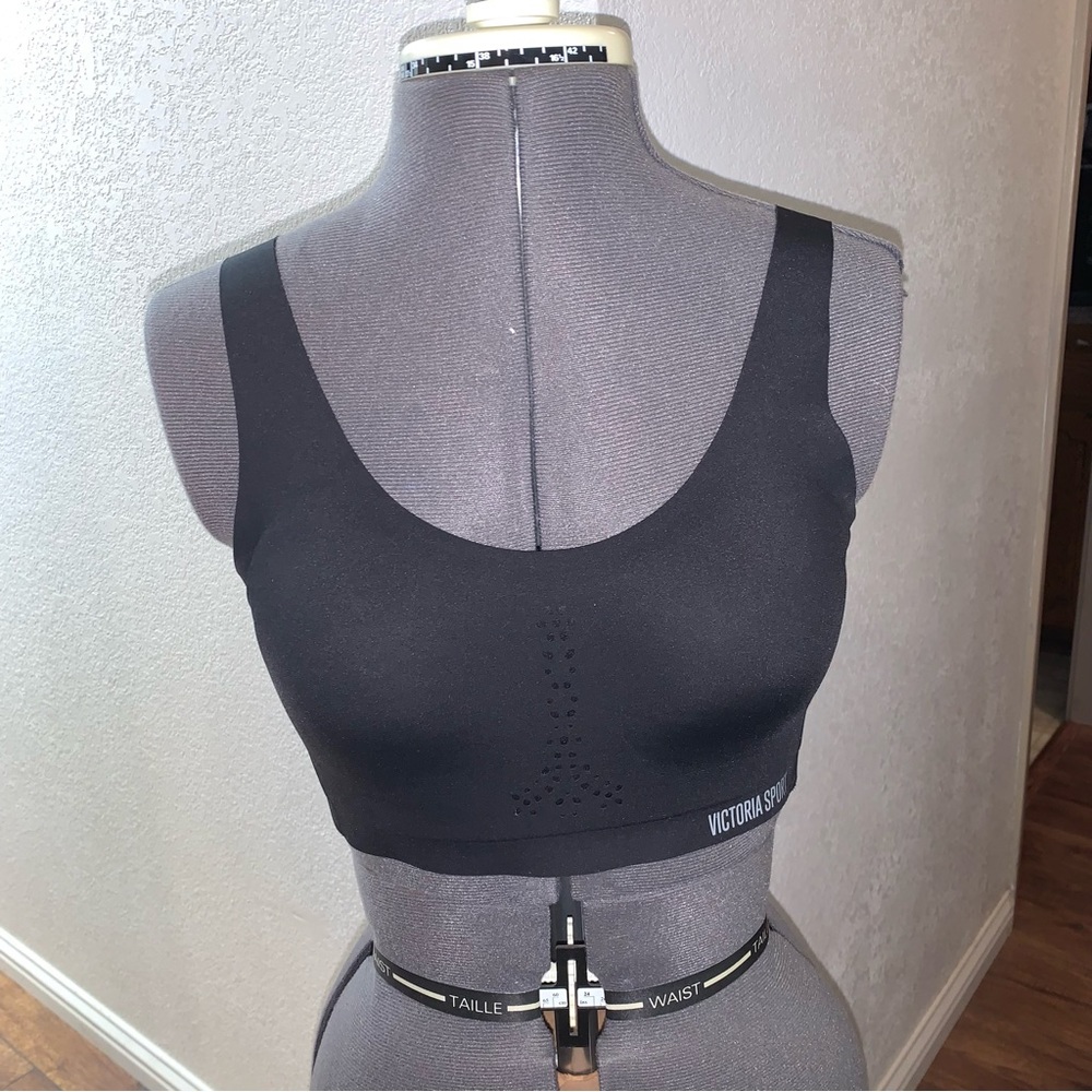 NWOT Victoria’s Secret laser cut sports bra